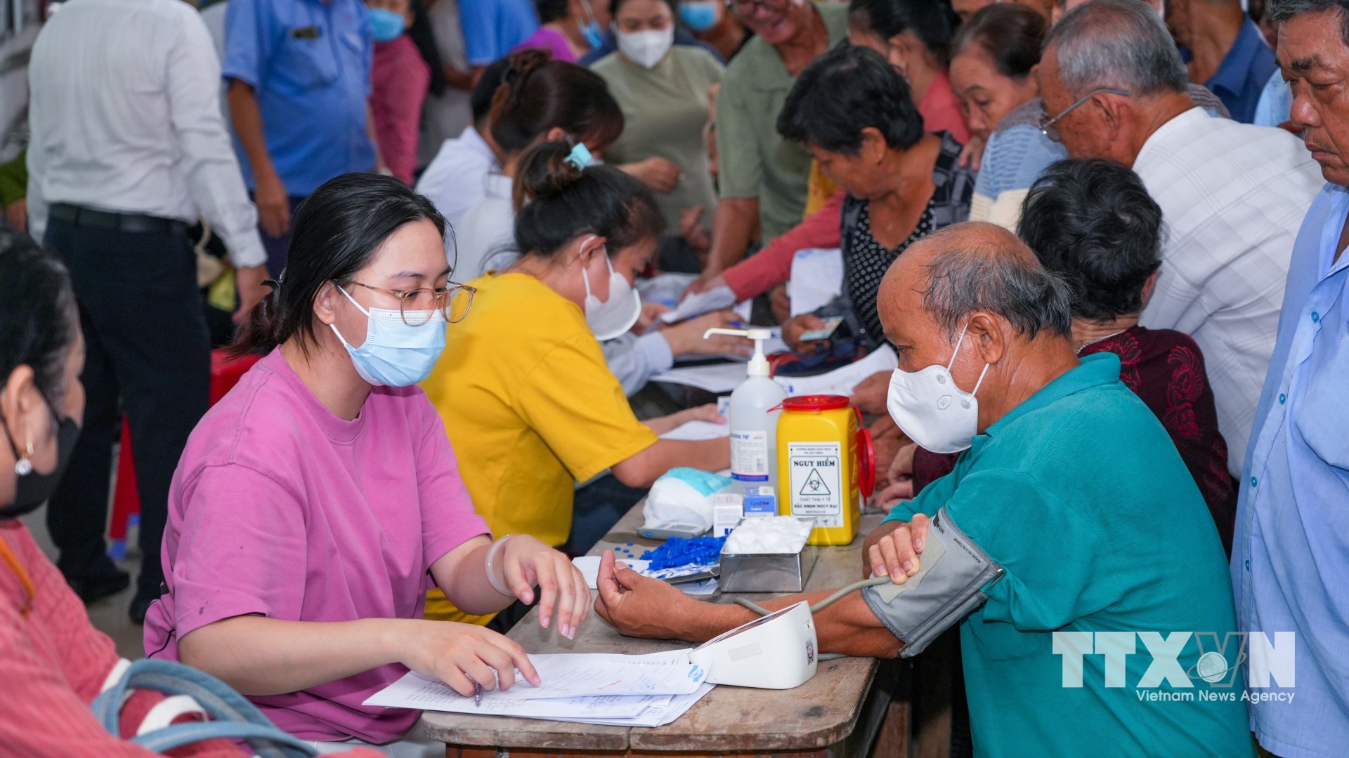 Người dân làm thủ tục khám, chữa bệnh tại Bệnh viện Đa khoa khu vực Hậu Nghĩa, xã Hòa Khánh, tỉnh Tây Ninh. (Ảnh: Minh Phú/TTXVN)
